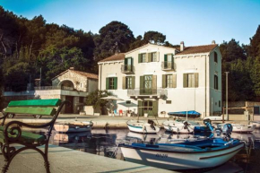 Private luxury Villa del Mar on Solta for up to 10 persons, heated pool, free parking, next to sea! FREE Kajak & Mountainbikes, GREAT living area & privacy!